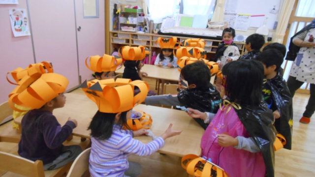 らいおんぐみさんが、ハロウィンで変装。 誰かわかるかなあ? 「トリックオアトリート」と声かけたら「ハッピーハロウィン」お菓子ありがとう! らいおんぐみさん♡