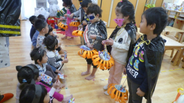 変装した、らいおんぐみさんからこぐまさんにお菓子のプレゼントです。 いえるかなあ? 「トリックオアトリート」と「ハッピーハロウィン」!