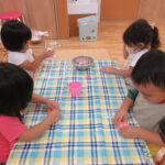 ２歳児クラスでは小麦粉粘土でお月見団子を作りました♪