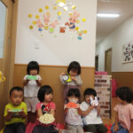 ２歳児クラスでは小麦粉粘土でお月見団子を作りました♪