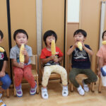 食育活動（とうもろこしの皮むき）